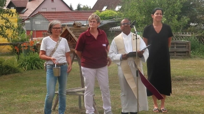 Im BRK-Senioren- und Pflegeheim Vilseck wurde am Johannisfeuer eine kleine Johannisfeier gehalten. (Von links): Rita Kederer, Nicole Woldert, Stadtpfarrer Hrudaya Madanu und Heimleiterin Tanja Schallmaier .  (Bild: Rosi Hasenstab)