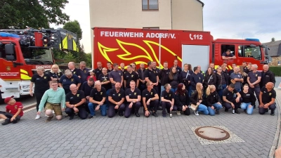 Beim Besuch der Feuerwehr Adorf (Sachsen) waren neben den Aktiven auch passive Vereinsmiglieder und der Spiellmannszug dabei. (Bild: Fabian Keppler-Stobrawe)