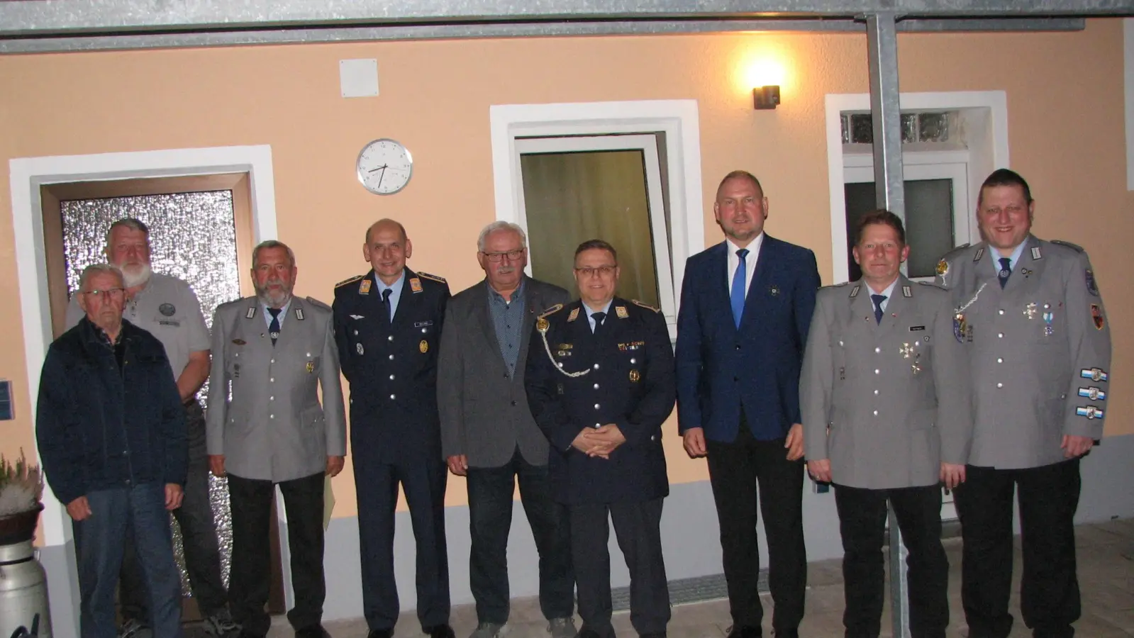 Kreisvorsitzender Christoph Rolland (4. v. l.), Kreisorganisationsleiter Hartmut Schütze (6. v. l.) Vorsitzender Andreas Fellner (rechts) und Bürgermeister Richard Kammerer (3. v. r.) wünschten sich von den Geehrten weiterhin Treue zum Verein. (Bild: Johann Kneißl)