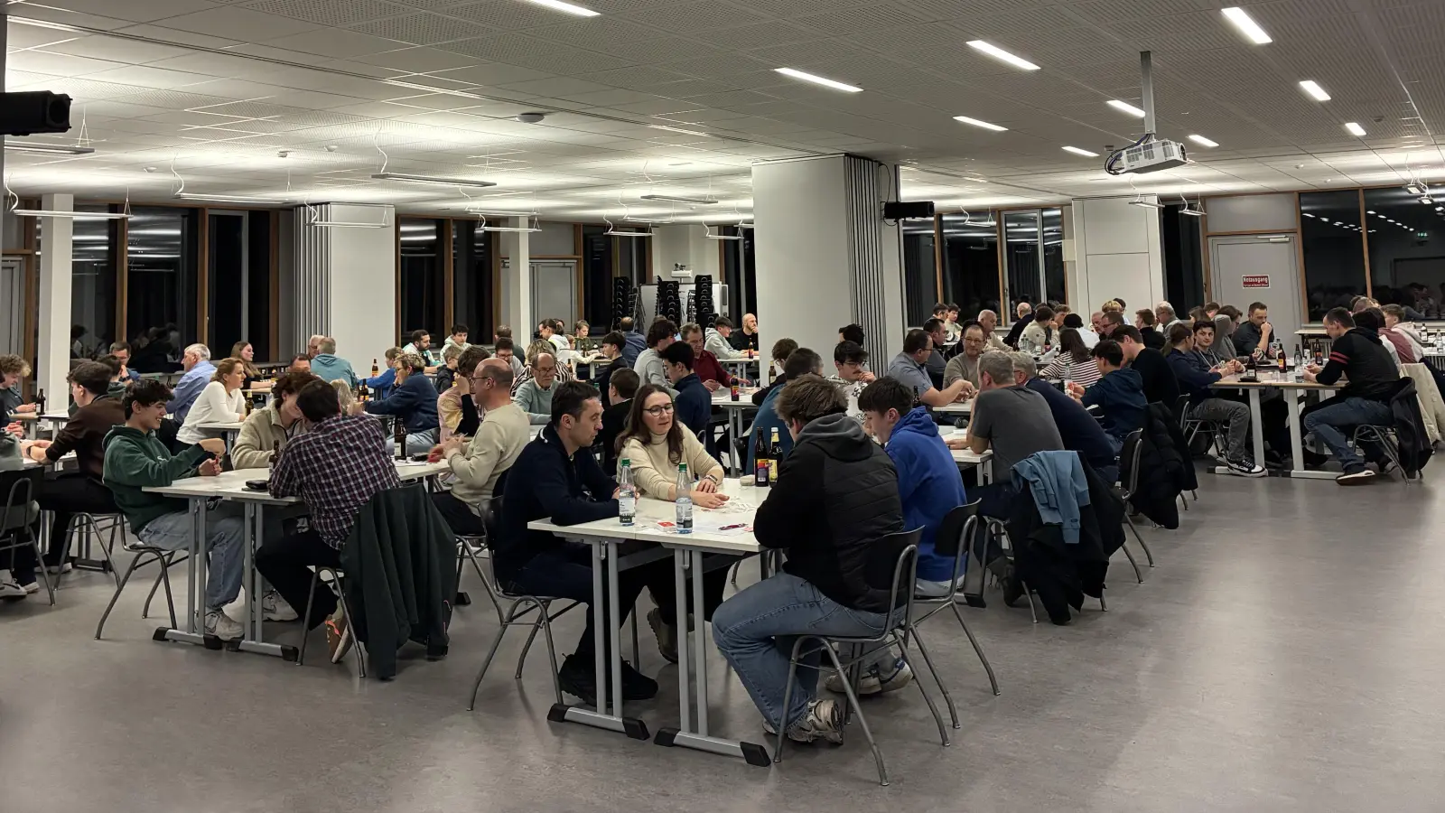 Auf großes Interesse stieß das zweite Preisschafkopf-Turnier am Stiftland-Gymnasium. (Bild: Mona Koch)