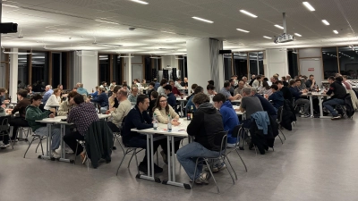 Auf großes Interesse stieß das zweite Preisschafkopf-Turnier am Stiftland-Gymnasium. (Bild: Mona Koch)