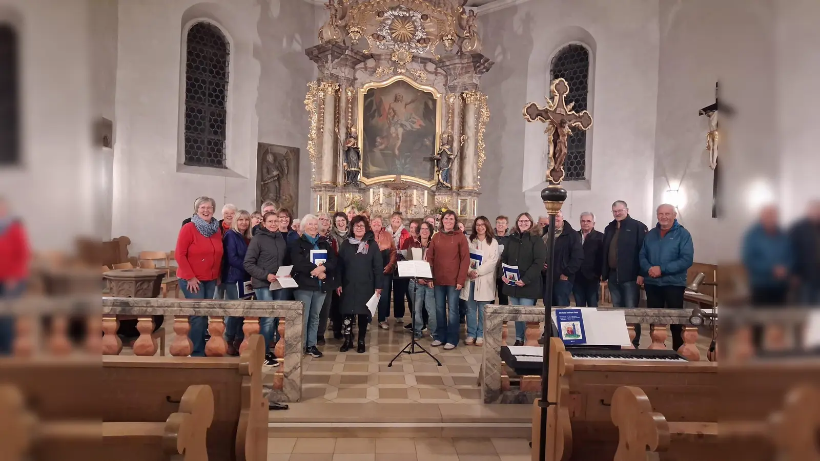 Das Bild zeigt Musikerinnen und Musiker im Zusammenhang mit dem Dekanatsmusiktreffen in Etzelwang. (Bild: Gerd Hennecke)