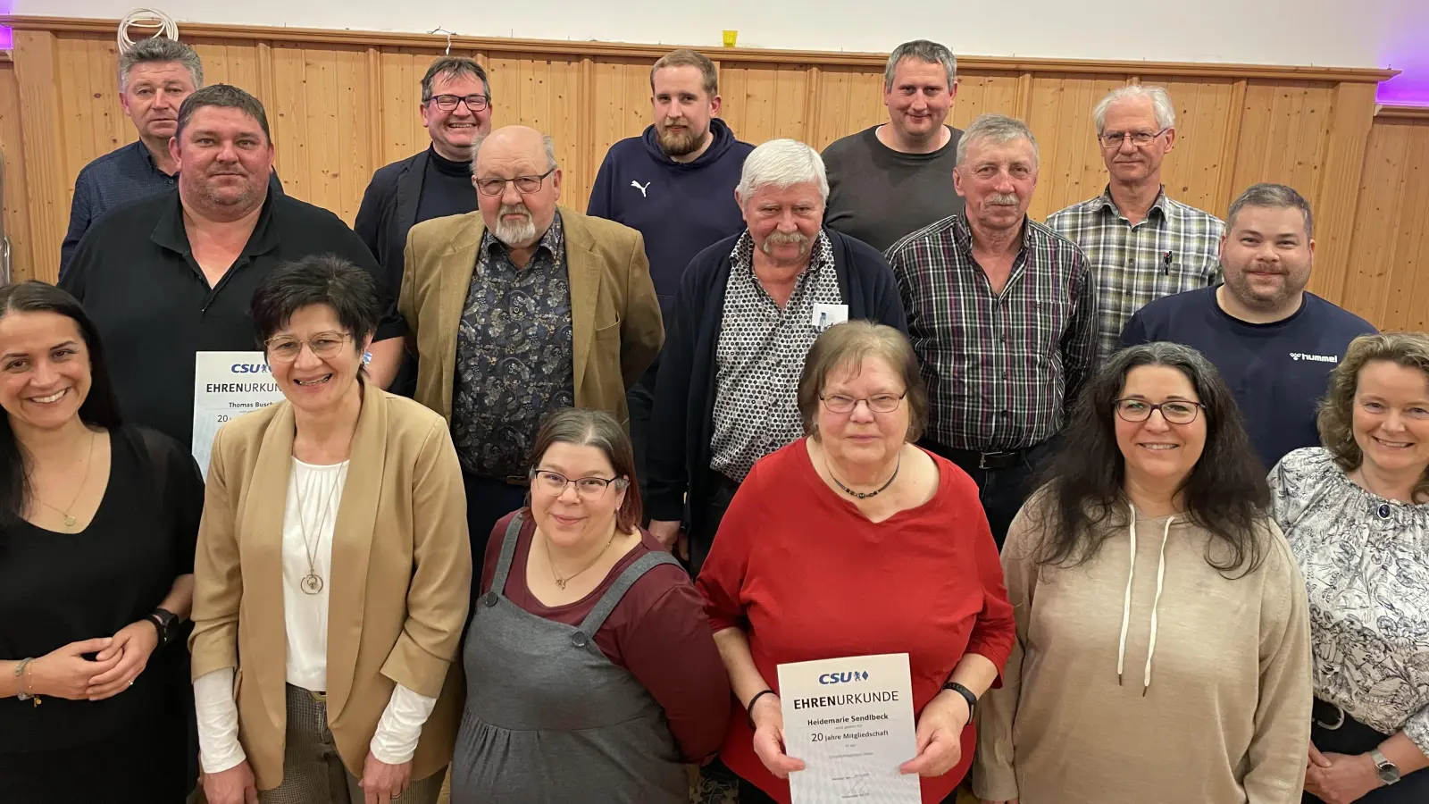 Die neue Vorstandschaft des CSU Ortsverbandes wird auch künftig von Irmi Bauer (vordere Reihe, 2.v.l.) angeführt. (Bild: Florian König )