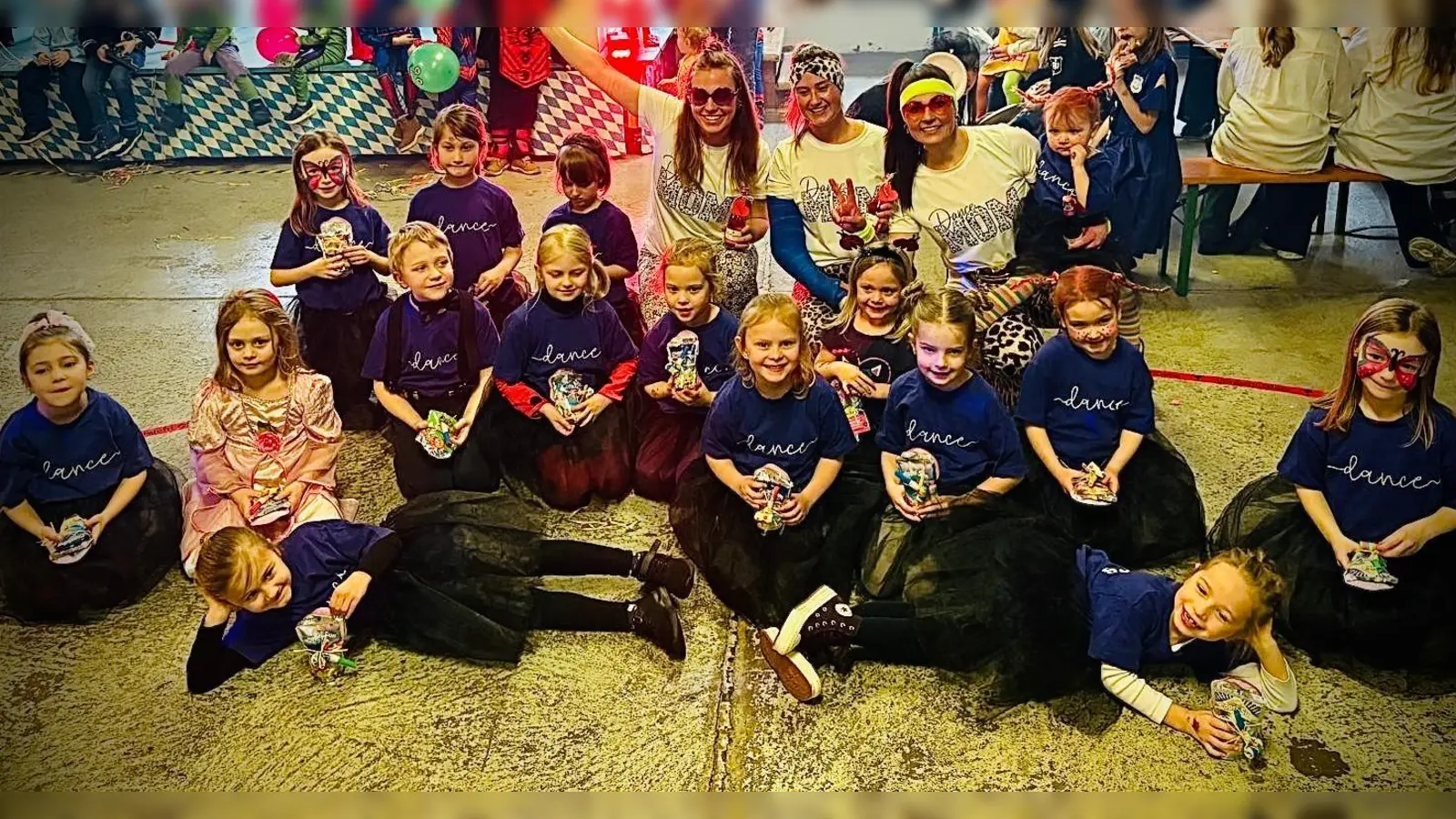 Eine Schau besonderer Art zeigten die Tanz-Bambinis des Turnvereins 1908 Floß beim Familiennachmittag der katholischen Kirchengemeinde St. Johannes der Täufer. (Bild: Anna Feiler)