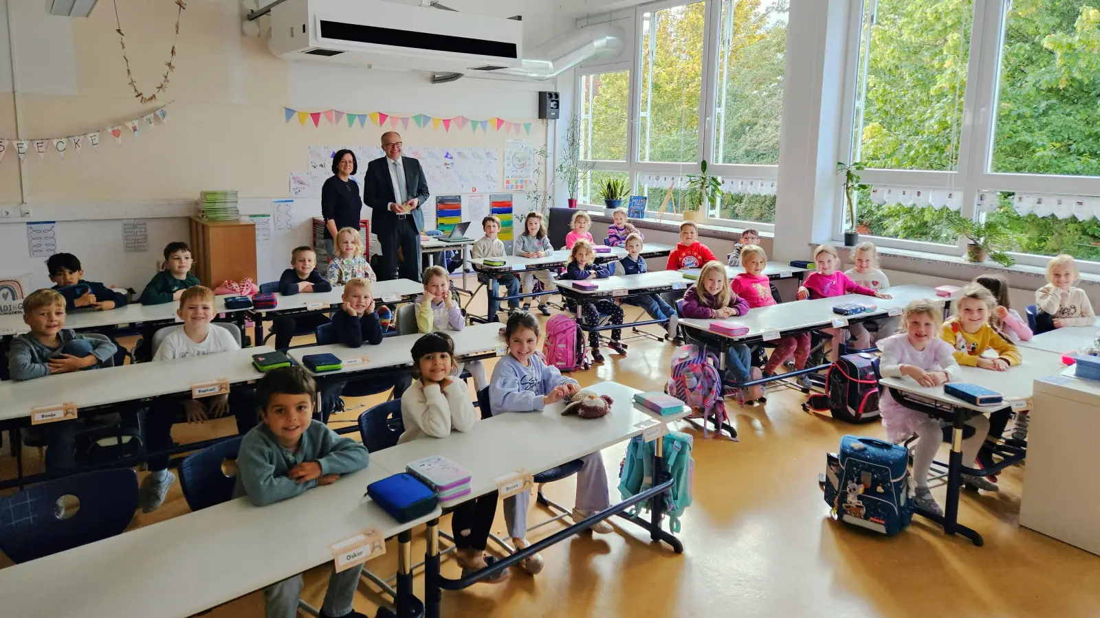 Bürgermeister Roman Schäffler besucht die erste Klasse der Grund- und Mittelschule Kemnath - natürlich nicht mit leeren Händen.  (Bild: Carolin Böckl)