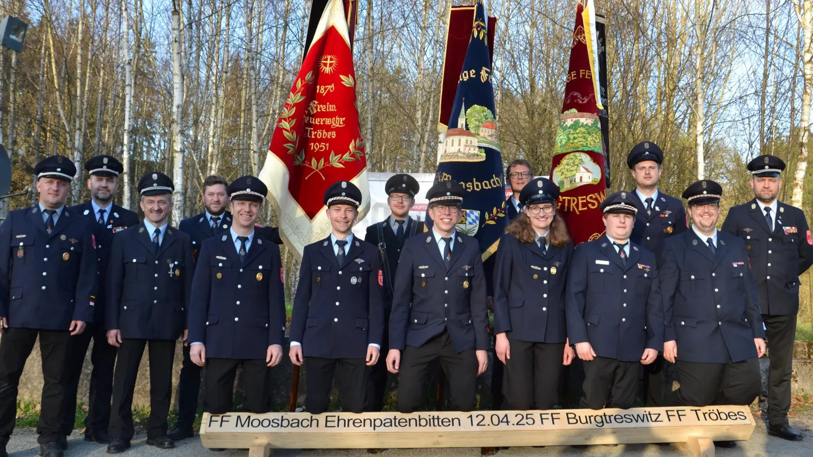 Die Ehrenpatenschaft wurde beim Patenbitten der Feuerwehr Moosbach mit ihren 1. und 2. Vorsitzenden Sebastian Völkl (Achter von links) und Julia Hierold mit den Feuerwehren Tröbes und Burgtreswitz für das 150jährige Jubiläum vom 20. bis 22.6.2025 besiegelt.  (Bild: Peter Garreiss)