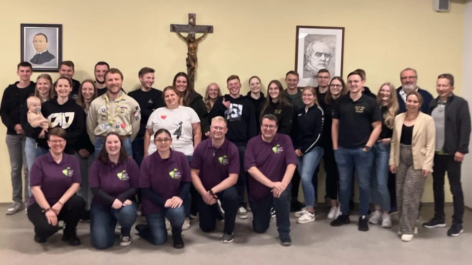 Gruppenfoto mit der bestätigten Vorstandschaft (vorne) zusammen mit den Mitgliedsverbänden (hinten) und den Ehrengästen (rechts) (Bild: Katharina Herrmann)