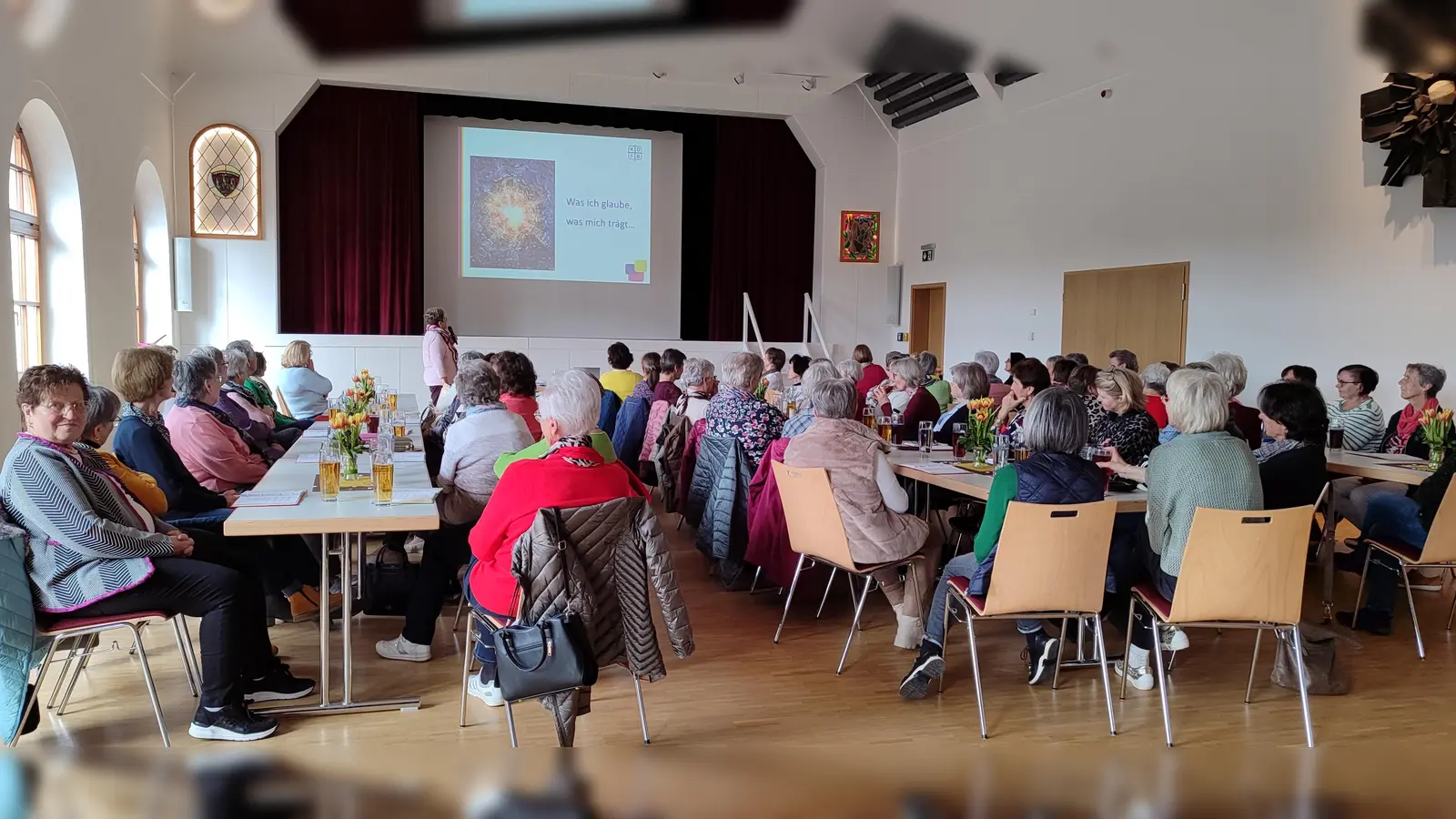 Sehr gut besucht war der Einkehrtag des Frauenbund-Bezirks Nabburg.Birgitt Pfaller referierte zum Thema „Was ich glaube, was mich trägt”. (Bild: Maria Müller)