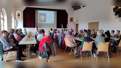 Sehr gut besucht war der Einkehrtag des Frauenbund-Bezirks Nabburg.Birgitt Pfaller referierte zum Thema „Was ich glaube, was mich trägt”. (Bild: Maria Müller)