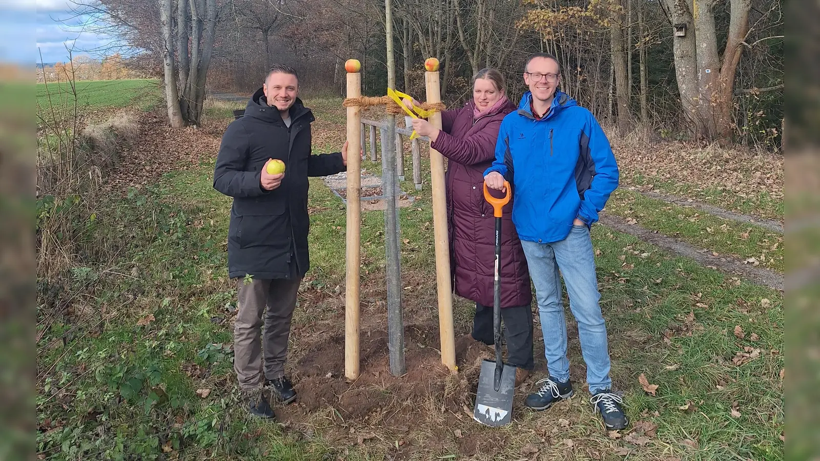 Der Apfelbaum des OGV wurde an die Gemeinde übergeben. Es gab auch gleich Kostproben eines anderen Santana Apfelbaum  (Bild: Benjamin Hahn)