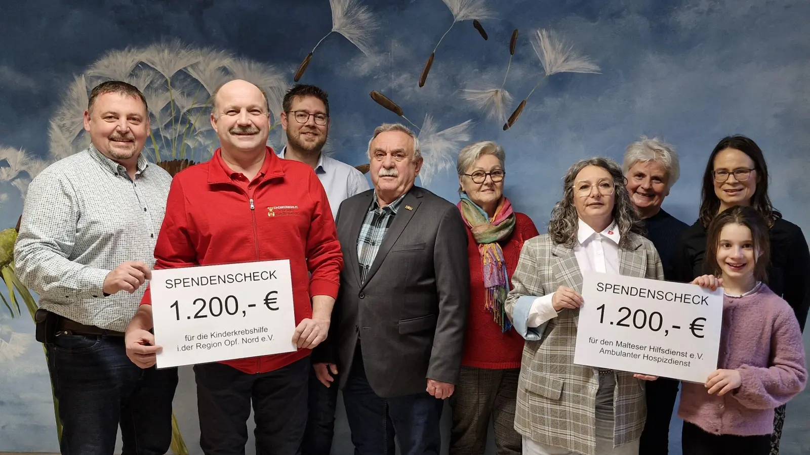 Übergabe der eingegangenen Spenden und Erlöse des Benefizkonzertes in Höhe von je 1.200,-€ an die Kinderkrebshilfe in der Region Oberpfalz Nord e.V. und dem Malteser Hilfsdienst (Ambulanter Hospizdienst) durch die Gemeinde, den Unterstützern, der Brotbackgruppe sowie Vertretern der Musikgruppe (Bild: Markus Ludwig)