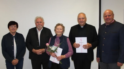 (Von links nach rechts) Vorsitzende Rita Kraus, 2. Bürgermeister Peter Gold, Christine Kropf (Ehrung für 40 Jahre), Stadtpfarrer Georg Flierl (Ehrung 25 Jahre) und Vorsitzender Thomas Pinzer.  (Bild: Beate Heinrich)