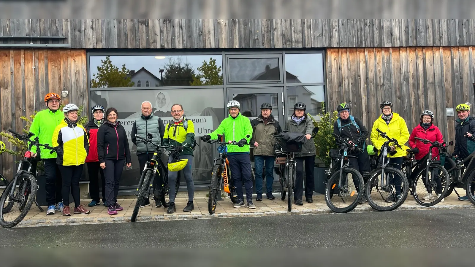 sechste Person von links Guide Richard Schiedeck (Bild: Michaela Günthner)