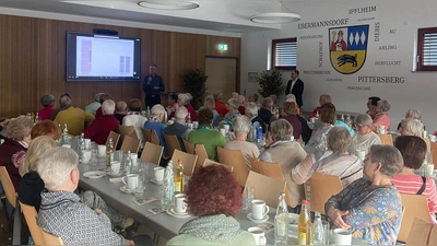 Die Gemeinde Ebermannsdorf hatte zum Seniorennachmittag in den Rathaussaal eingeladen. Sie bekamen von Bürgermeister Erich Meidinger, Jennifer Nelhiebel vom Nauturpark-Seniorennetzwerk und von Architekt Markus Rösch viele Informationen zur Planung.  (Bild: Angelika Wagner )