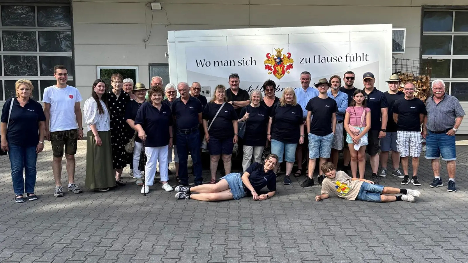Die Gruppe des Trachtenvereins Hoamatland Amberg zu Besuch bei der Schloßbrauerei Hirschau. (Bild: Marion Pfab)