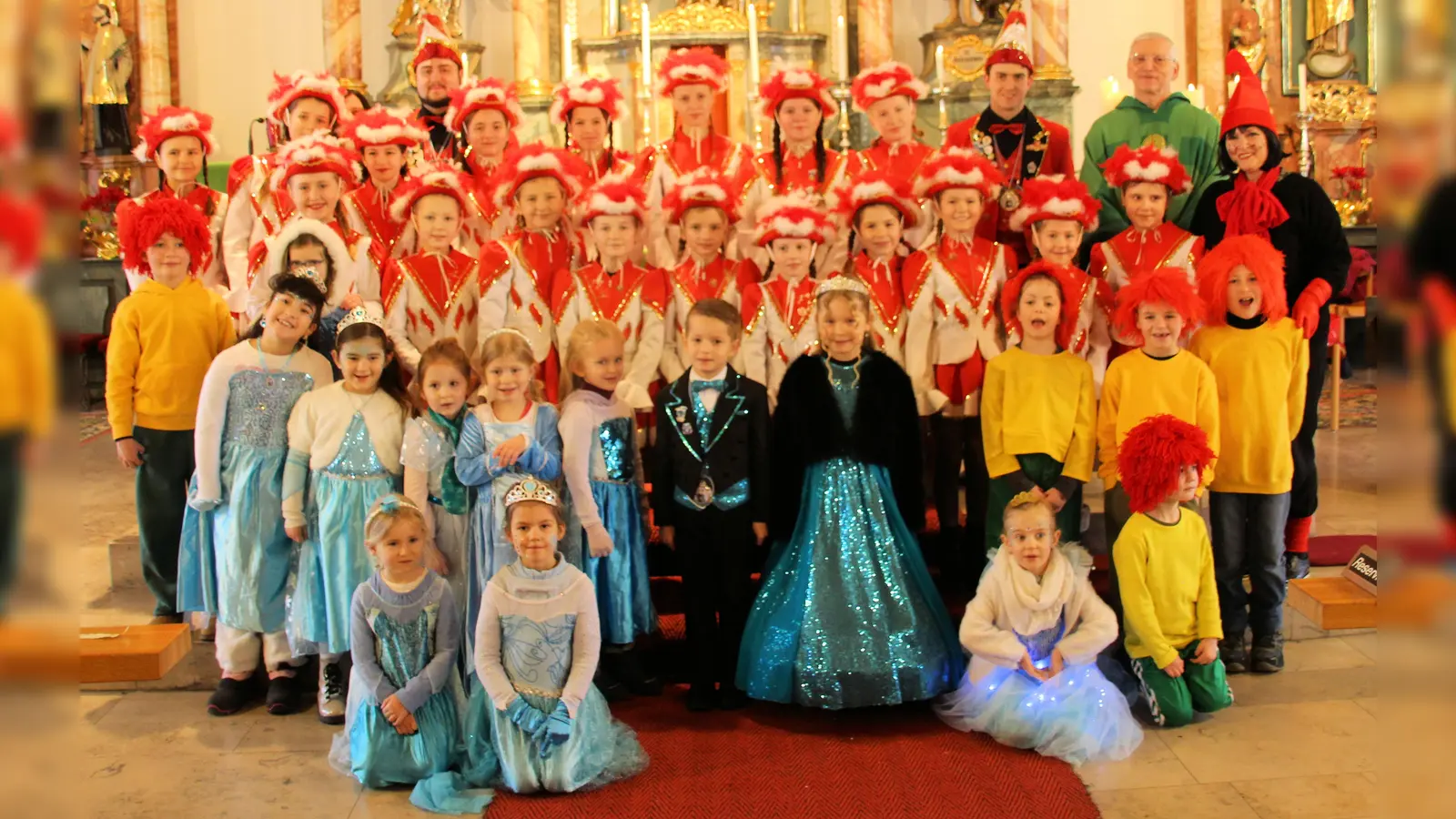 Pfarrer Norbert Große (hinten rechts) feierte am Faschingssonntag einen Familiengottesdienst (Bild: Johann Bauer)