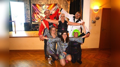 Die Vorstandschaft des Ehenfelder Bauernverbands nach ihrer Tanzaufführung. Links stehend Ortsobmann Matthias Dotzler, daneben Ortsbäuerin Brigitte Gnan und stellv. Ortsobmann Christian Kummer. Kniend v. li. Marina Basler, Annika Reich, Beisitzerinnen und stellv. Ortsbäuerin Angela Reich. (Bild: Fritz Dietl)