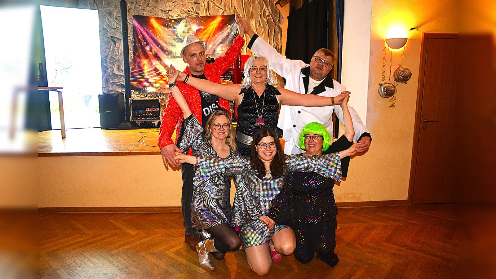 Die Vorstandschaft des Ehenfelder Bauernverbands nach ihrer Tanzaufführung. Links stehend Ortsobmann Matthias Dotzler, daneben Ortsbäuerin Brigitte Gnan und stellv. Ortsobmann Christian Kummer. Kniend v. li. Marina Basler, Annika Reich, Beisitzerinnen und stellv. Ortsbäuerin Angela Reich. (Bild: Fritz Dietl)