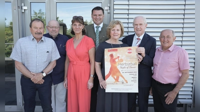 Werben für den Herbstball des TSV 1880 Schwandorf (v.l.n.r.): Hans Gradl, Abteilungsleiter Kraftsport und Gymnastik; Willibald Schmid, Abteilungsleiter Handball; Gabi Hüttl, Kassier; Schirmherr Landrat Thomas Ebeling; Maria Schießl, Abteilungsleiterin der TSV-Tanzsportabteilung; Dr. Karl-Heinz Saur, Präsident des TSV 1880 Schwandorf; Alfred Weindler, Abteilungsleiter Ju-Jutsu. (Bild: Laura Kohl)