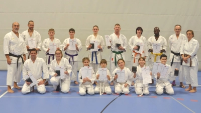 So sehen glückliche Karateka aus, nach einer gelungenen Kyu-Prüfung. Prüfer Josef Pflaum (links im Bild) ist stolz auf die gezeigten Leistungen. Unterstützt durch Josef Reichenberger und Daniela Axmann (rechts im Bild). (Bild: Ella Axmann)