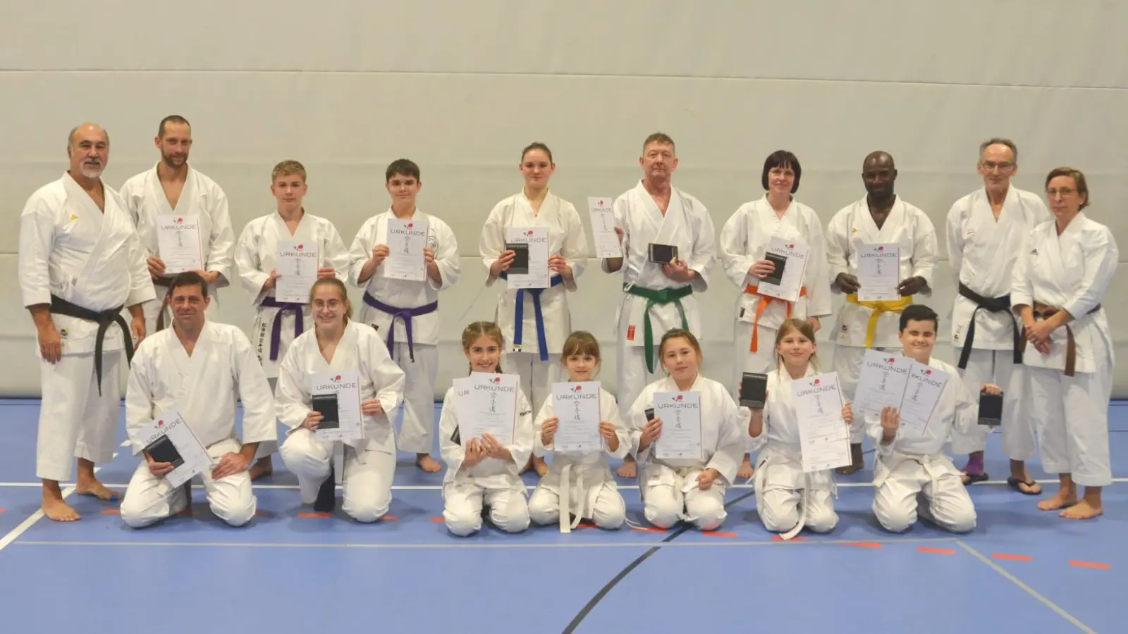 So sehen glückliche Karateka aus, nach einer gelungenen Kyu-Prüfung. Prüfer Josef Pflaum (links im Bild) ist stolz auf die gezeigten Leistungen. Unterstützt durch Josef Reichenberger und Daniela Axmann (rechts im Bild). (Bild: Ella Axmann)