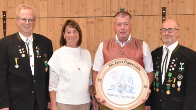 1. Schützenmeister Reiner Hoffmann, 2. Bürgermeisterin Claudia Kammerl sowie 2. Schützenmeister Markus Gebhard überreichen die Jubiläumsscheibe an Josef Schmaußer. (Bild: Sarah Dehling)
