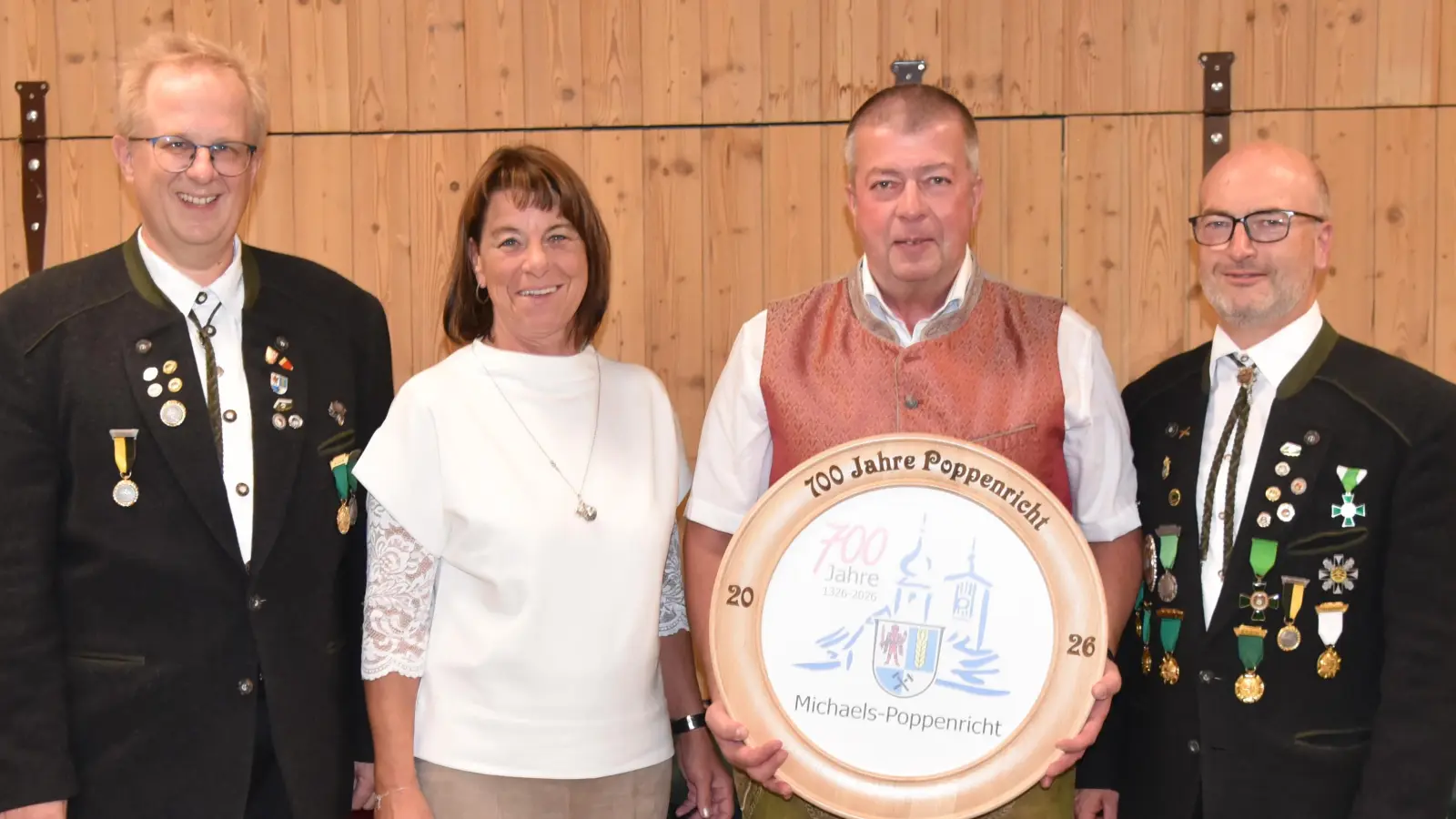 1. Schützenmeister Reiner Hoffmann, 2. Bürgermeisterin Claudia Kammerl sowie 2. Schützenmeister Markus Gebhard überreichen die Jubiläumsscheibe an Josef Schmaußer. (Bild: Sarah Dehling)