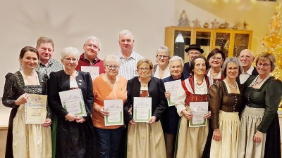 Die Jubilare der „Miesbergler“ Susanne Ernst, Jürgen Müller, Gerlinde Kasparides, Erich Schwarz, Ingrid Sitter, Georg Greger, Elisabeth Gottsauner, Sieglinde Neft, Renate Irlbacher, Barbara Thiele, Christine Obermeier, Ottmar Hochmuth (von links) zusammen mit Lisa Wilhelm, Gerlinde Ott (von rechts) und Peter Kurzwart (Sechster von rechts).  (Bild: Fleischmann/exb)