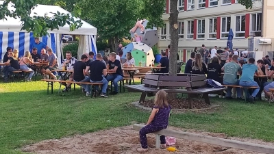 Im Schatten des Bürgerhauses lässt sich gut feiern. Groß und klein ließen es sich beim Sommerfest der Schützen gut gehen. <br><br> (Bild: Gerhard Löckler)