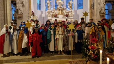 Sternsinger der Pfarrei Kastl bei der Ausendung (Bild: Julia Wiesend)