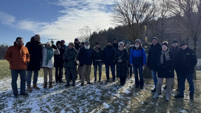 Die Teilnehmer der Winterwanderung mit Referentin Lisa Schiml und CSU Ortsvorsitzenden Roman Schäffler. (Bild: Leonhard Zintl)