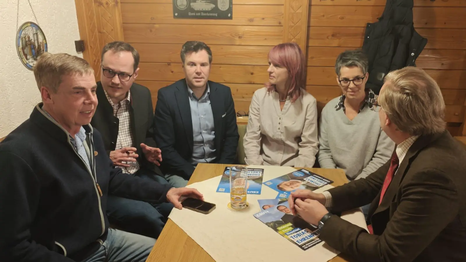 Die Verantwortungsträger der CSU Oberviechtach nutzten die Gelegenheit beim politischen Aschermittwoch zum Austausch über aktuelle Themen gemeinsam mit MdL Alexander Flierl in lockerer Runde. <br>v. l. n. r. stv. Vorsitzender Jochen Schneider, Bürgermeisterkandidat Tobias Ehrenfried, stv. Vorsitzender Peter Pirzer, Vorstandsmitglied Peggy Kulik, Stadtratskandidatin Anke Spandau, MdL Alexander Flierl. (Bild: Michael Kraus)