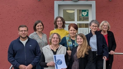 Frau Christina Schnödt von der Diözese Regensburg gratuliert der Gemeinde Pirk zu der schönen Bücherei. (Bild: Stefan Wild)