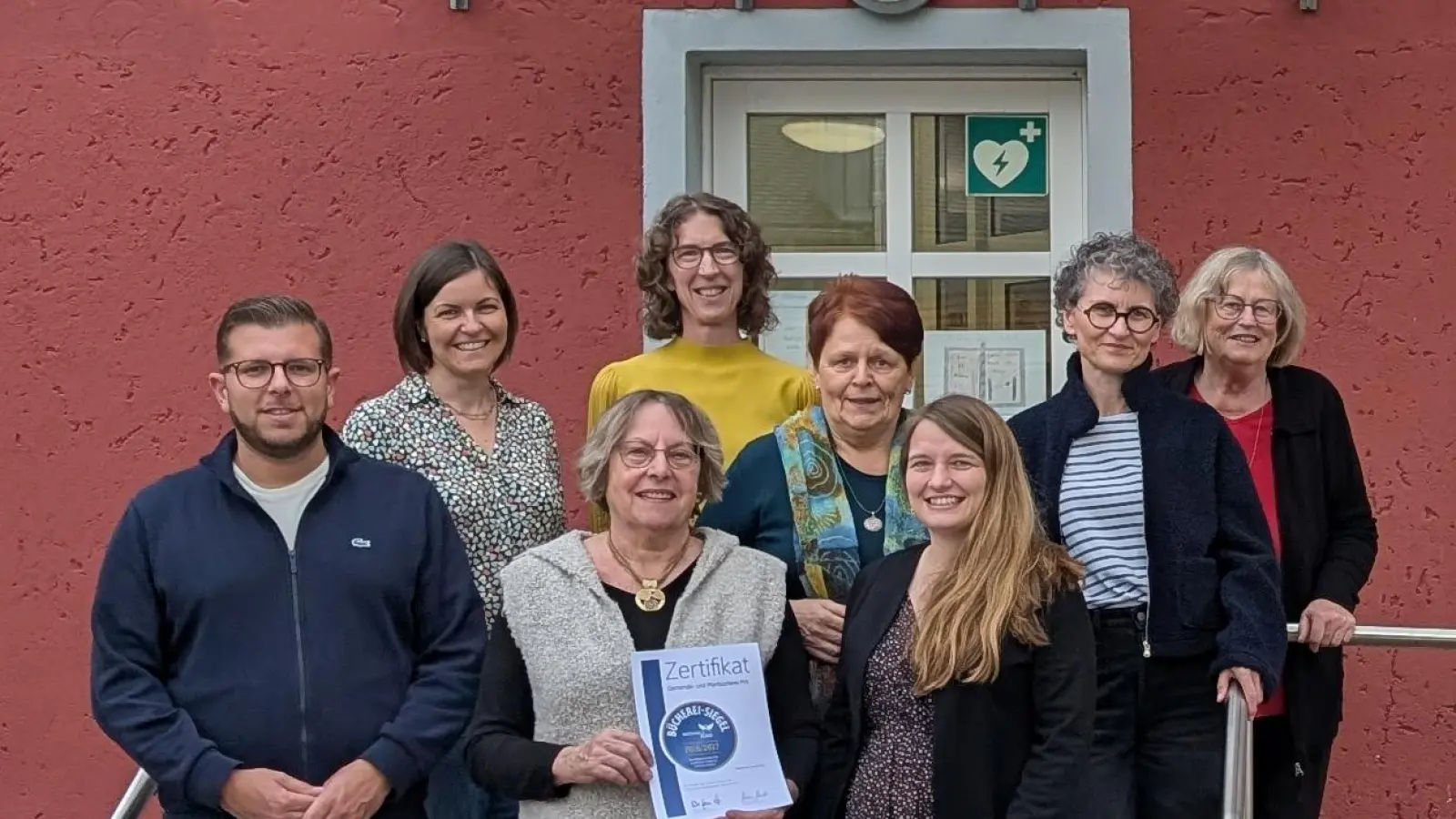 Frau Christina Schnödt von der Diözese Regensburg gratuliert der Gemeinde Pirk zu der schönen Bücherei. (Bild: Stefan Wild)