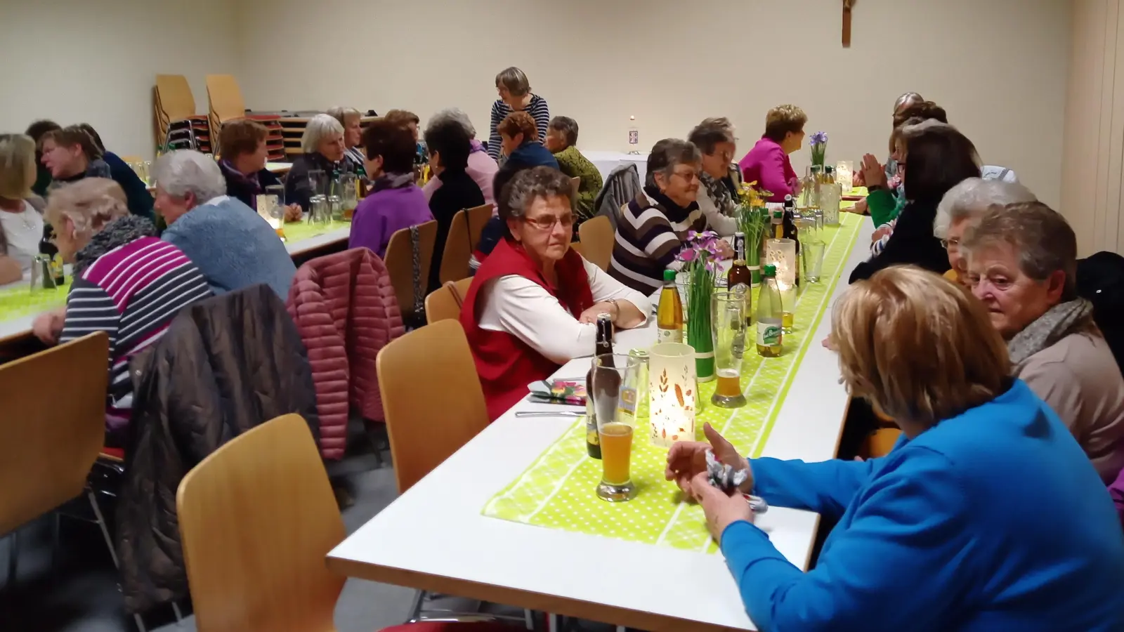 Gemeinsames Kennenlernen von Frauen vom Frauenbund Schirmitz und Frauenbund Pirk im Pfarrsaal  (Bild: Sabine Bäumler)