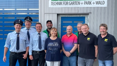 Eine Abordnung der Freiwilligen Feuerwehr Königshütte, der Schützengesellschaft „Eichenlaub” Königshütte und dem Sportverein Steinmühle gratulierten Manfred Schwägerl zum Ehrentag und ließen ihn „Hoch Leben!” Im Bild der Jubilar im Kreise der Gratulanten mit Ehefrau Anne. (Bild: Tobias Santl)