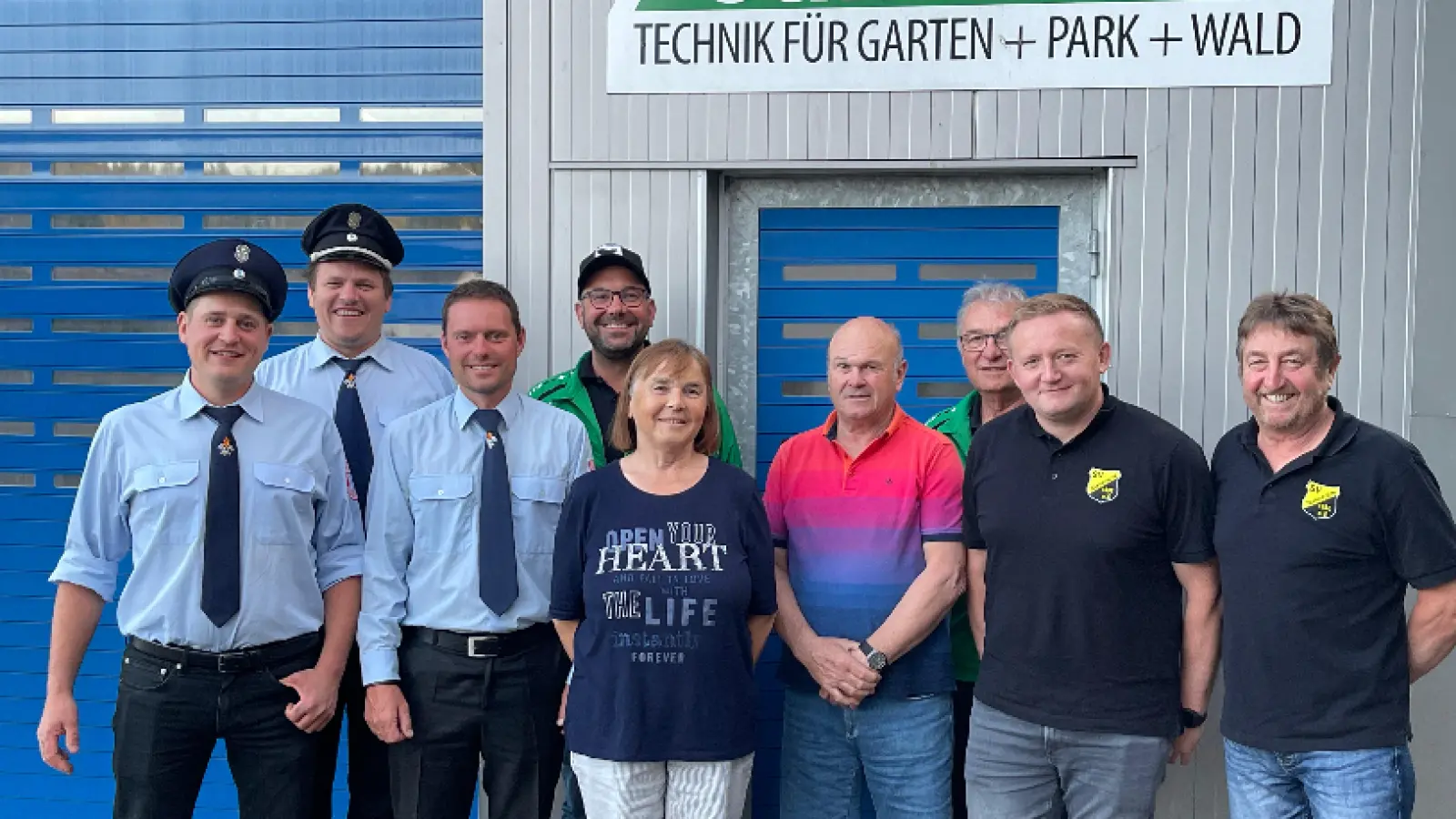 Eine Abordnung der Freiwilligen Feuerwehr Königshütte, der Schützengesellschaft „Eichenlaub” Königshütte und dem Sportverein Steinmühle gratulierten Manfred Schwägerl zum Ehrentag und ließen ihn „Hoch Leben!” Im Bild der Jubilar im Kreise der Gratulanten mit Ehefrau Anne. (Bild: Tobias Santl)
