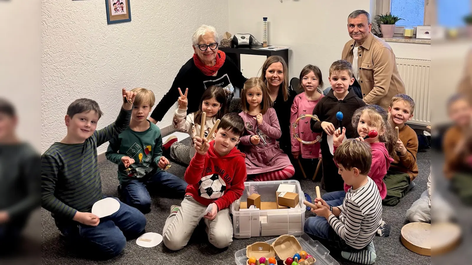 Instrumentenübergabe an die Kleinen Musikhelden (Bild: Kristina Betz)