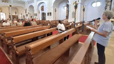 Pfarrgemeinderätin Inge Kleber führte mit erklärenden Worten zu den vielen Sehenwürdigkeiten durch die Kirche. (Bild: Karl Ziegler)