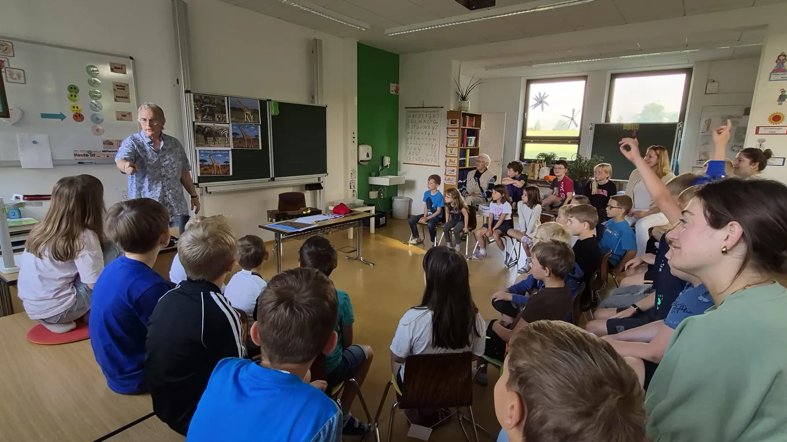 Dr. Klaus Sauerbeck bei seiner Lesung in den Klassen 1/2a und 1/2b. (Bild: Ortrud Sperl)