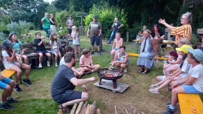 Nach den Spielen gab es Wiener und Stockbrot am Lagerfeuer (Bild: Martin Exner)