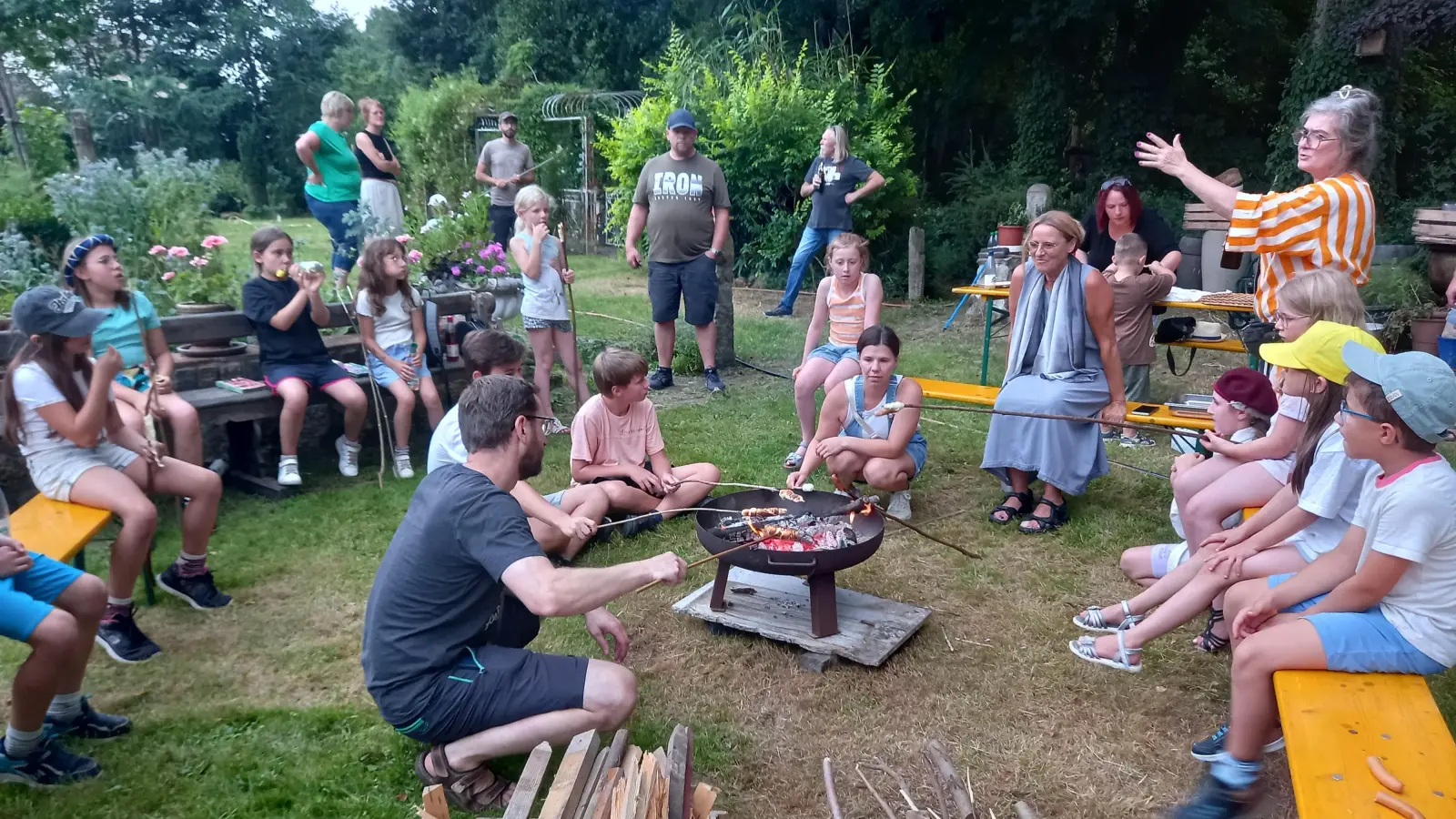 Nach den Spielen gab es Wiener und Stockbrot am Lagerfeuer (Bild: Martin Exner)