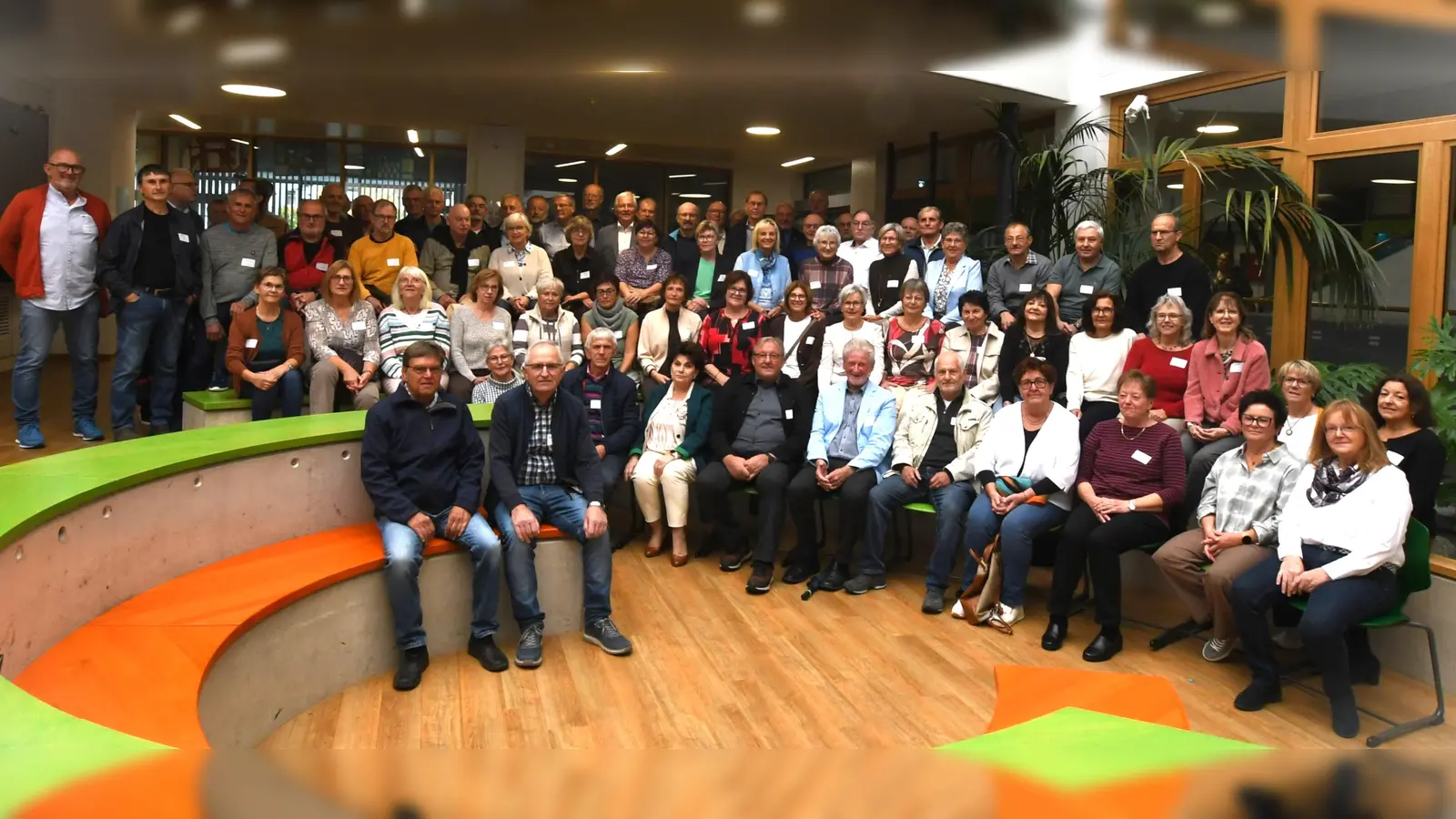 In der Aula stellten sich alle zum Gruppenfoto der ehemaligen Absolventen von 1976 in der Walter-Höllerer-Realschule. (Bild: Roland Waitz)