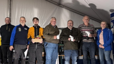 Gewinner des Schafkopfturnier mit Orga-Team (von links: Uwe Herrmann, Spielleitung Jürgen Henselmann, Trostpreisgewinner Münster Theo, drittplatzierter: Zimmermann Hans; zweitplatzierter: Wiesner Hans; 1. Platz (mit 169 Punkten): Laurer Dieter; 1. Vorsitzende Silvia Utz) (Bild: Jochen Kellner-Bodendörfer)