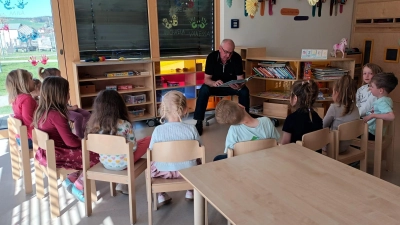 Christian Bauer las den Kindern beim Vorlesetag im Riedener Kindergarten kunterbunte Geschichten vor. (Bild: Bianca Hammer)