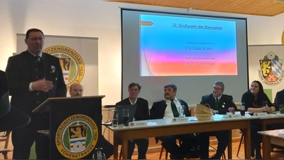 Landesschützenmeister Christian Kühn (am Rednerpult) sprach zu den Delegierten anlässlich der 83. Gaugeneralversammlung in Heumaden. (Bild: Armin Bulenda)