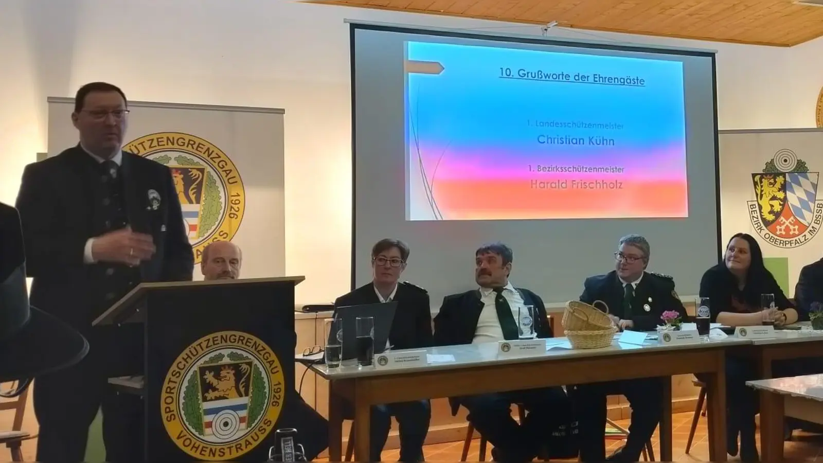 Landesschützenmeister Christian Kühn (am Rednerpult) sprach zu den Delegierten anlässlich der 83. Gaugeneralversammlung in Heumaden. (Bild: Armin Bulenda)