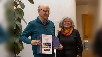 Ostbayern-Fotomeister Max Striegl vom Fotoclub Pleystein und Heidi Dolles-Birner, Vorsitzende des Fördervereins der vhs-foto-amberg (diesjähriger Ausrichter des DVF-Regionalfotowettbewerbs) (Bild: Helmut Luckhardt)