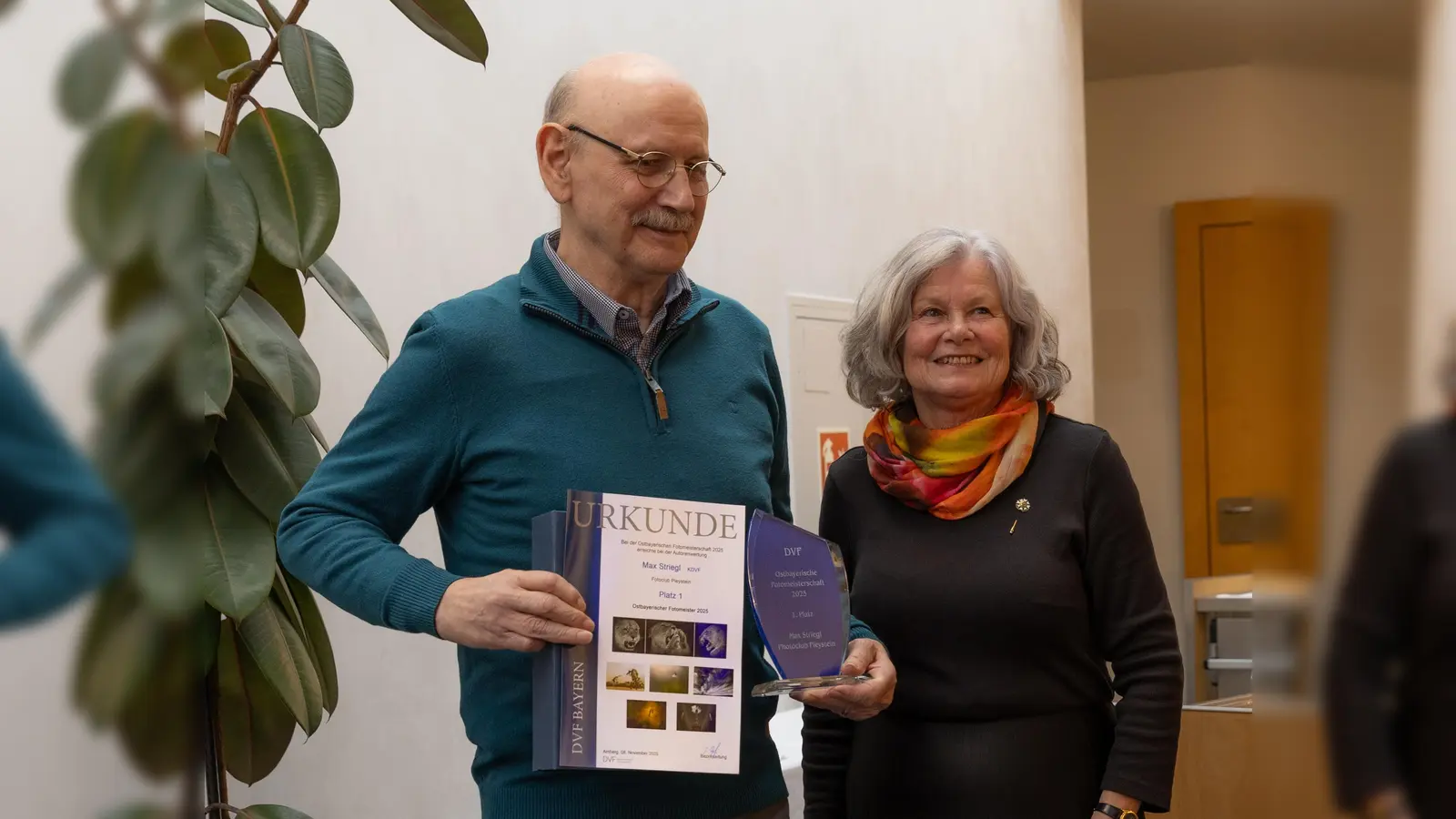 Ostbayern-Fotomeister Max Striegl vom Fotoclub Pleystein und Heidi Dolles-Birner, Vorsitzende des Fördervereins der vhs-foto-amberg (diesjähriger Ausrichter des DVF-Regionalfotowettbewerbs) (Bild: Helmut Luckhardt)