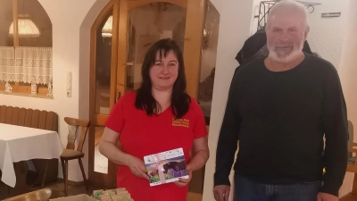 der erste Vorsitzende Otto Peugler bedankt sich bei Tierheilpraktikerin Andrea Zeis (Foto: Elke Völkl) (Bild: Elke Völkl)